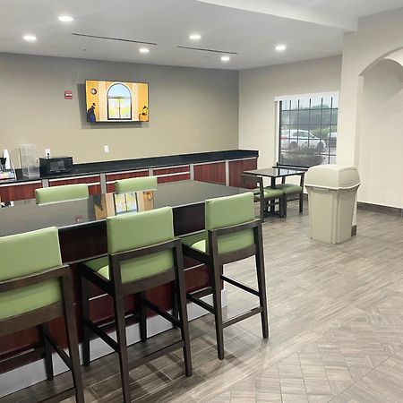 Super 8 By Wyndham San Antonio/Alamodome Area Hotel Екстериор снимка