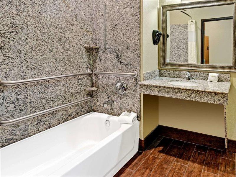 Super 8 By Wyndham San Antonio/Alamodome Area Hotel Екстериор снимка