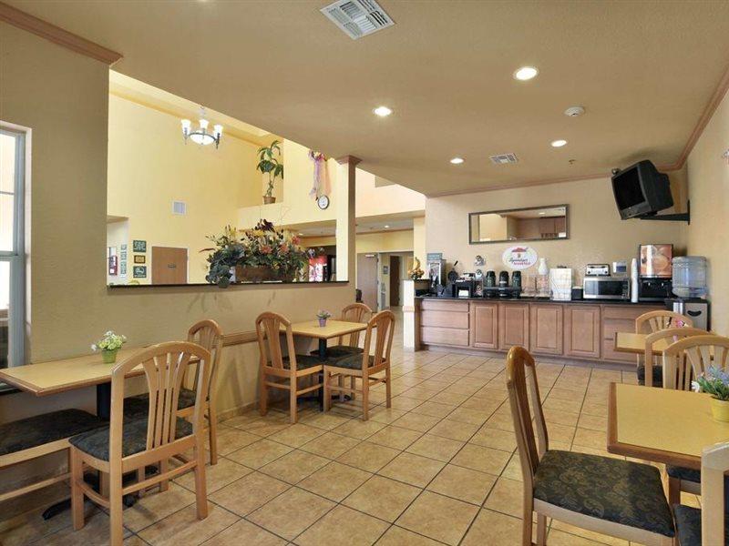 Super 8 By Wyndham San Antonio/Alamodome Area Hotel Екстериор снимка