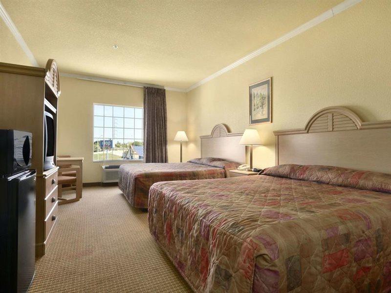 Super 8 By Wyndham San Antonio/Alamodome Area Hotel Екстериор снимка