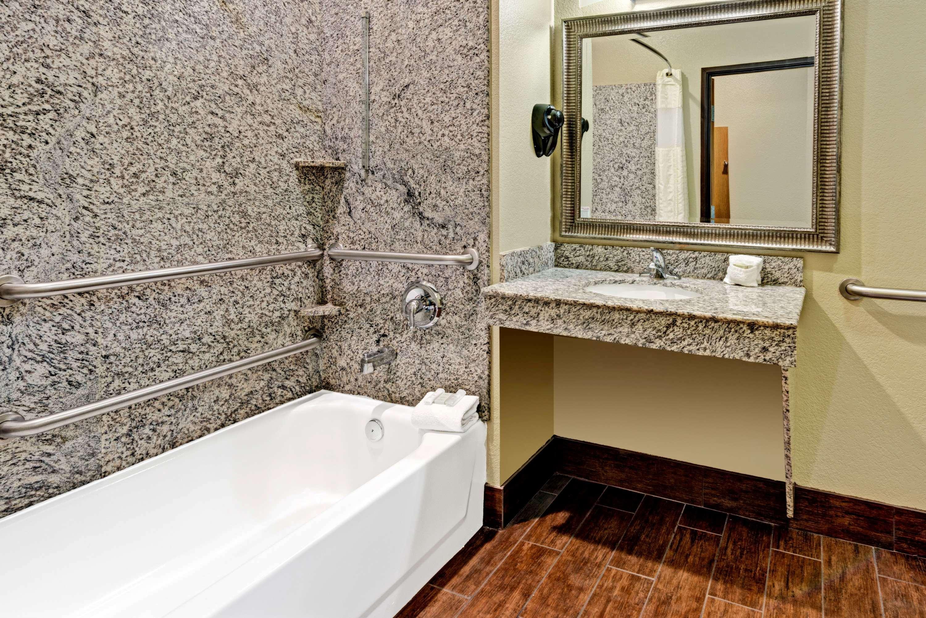 Super 8 By Wyndham San Antonio/Alamodome Area Hotel Екстериор снимка