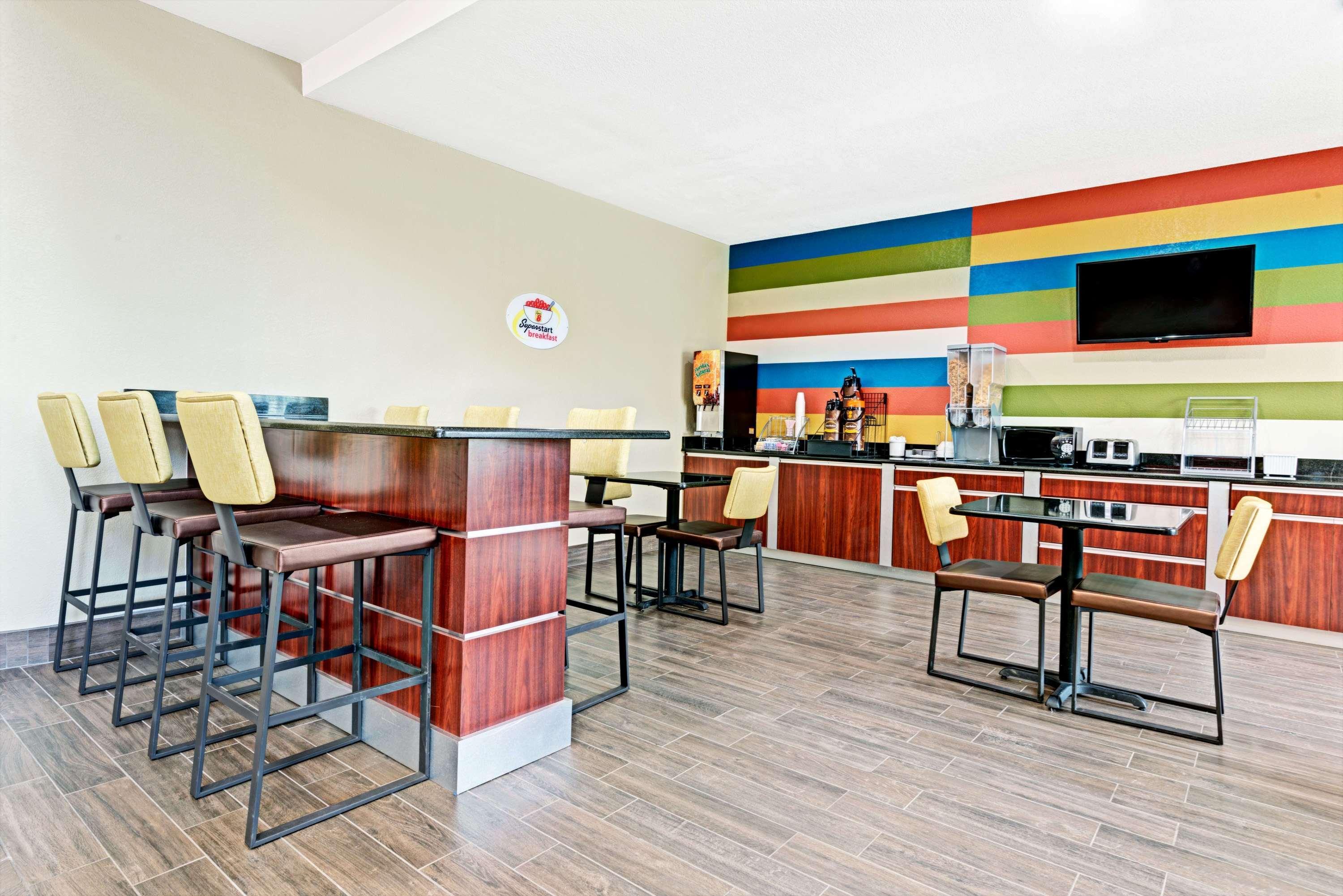 Super 8 By Wyndham San Antonio/Alamodome Area Hotel Екстериор снимка