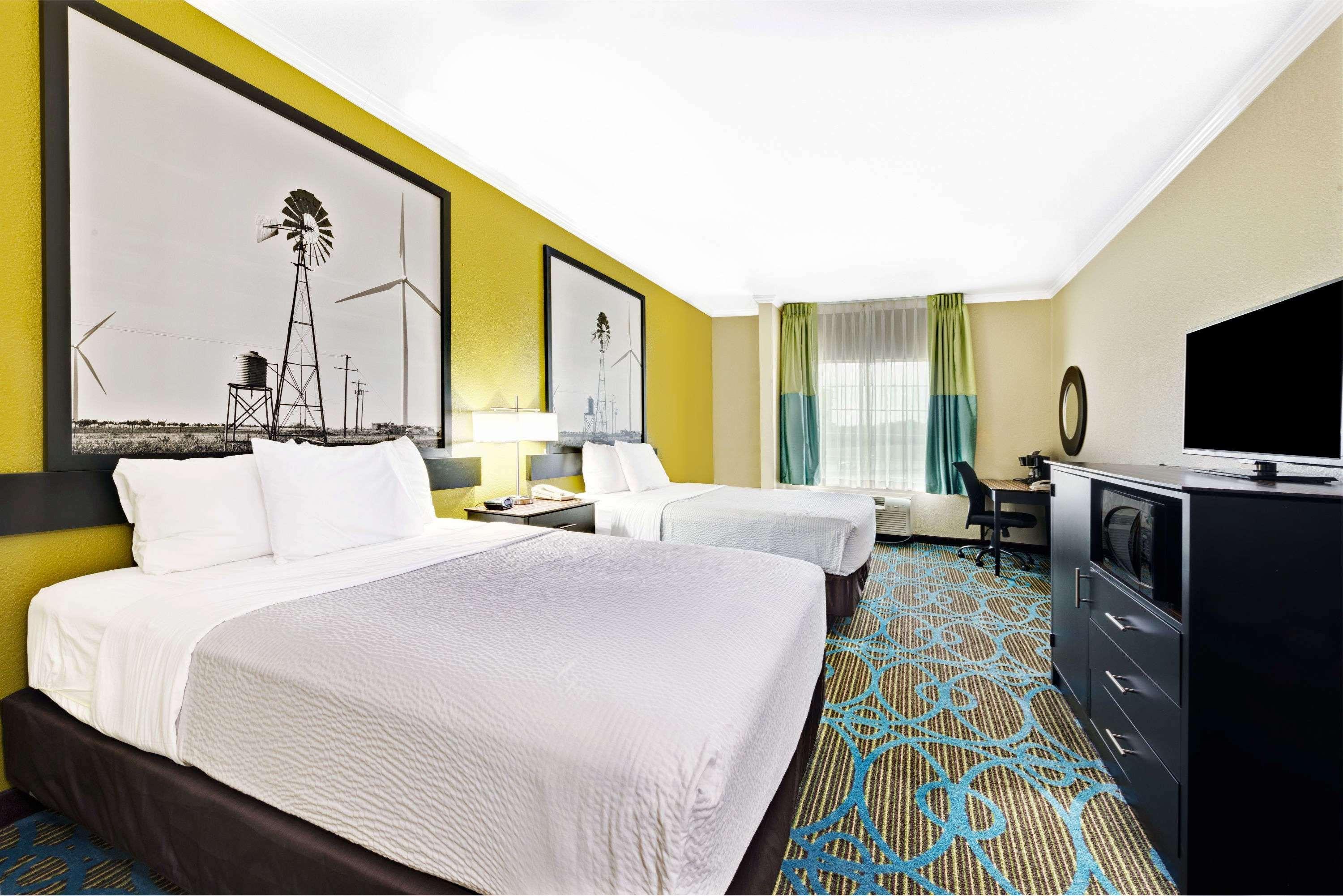 Super 8 By Wyndham San Antonio/Alamodome Area Hotel Екстериор снимка