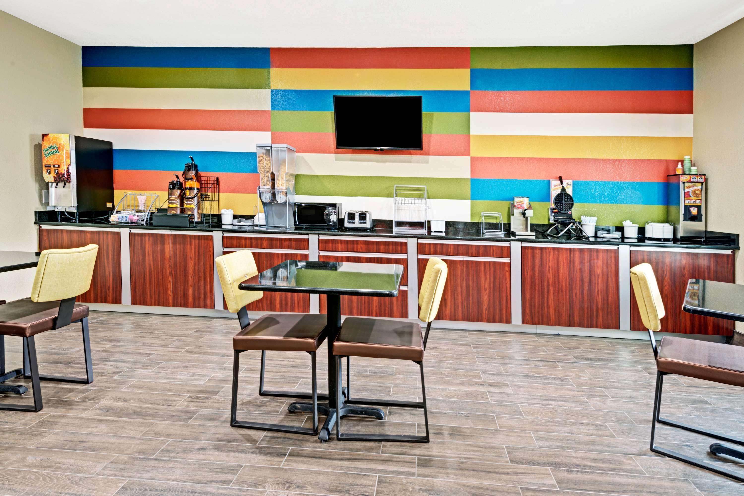 Super 8 By Wyndham San Antonio/Alamodome Area Hotel Екстериор снимка