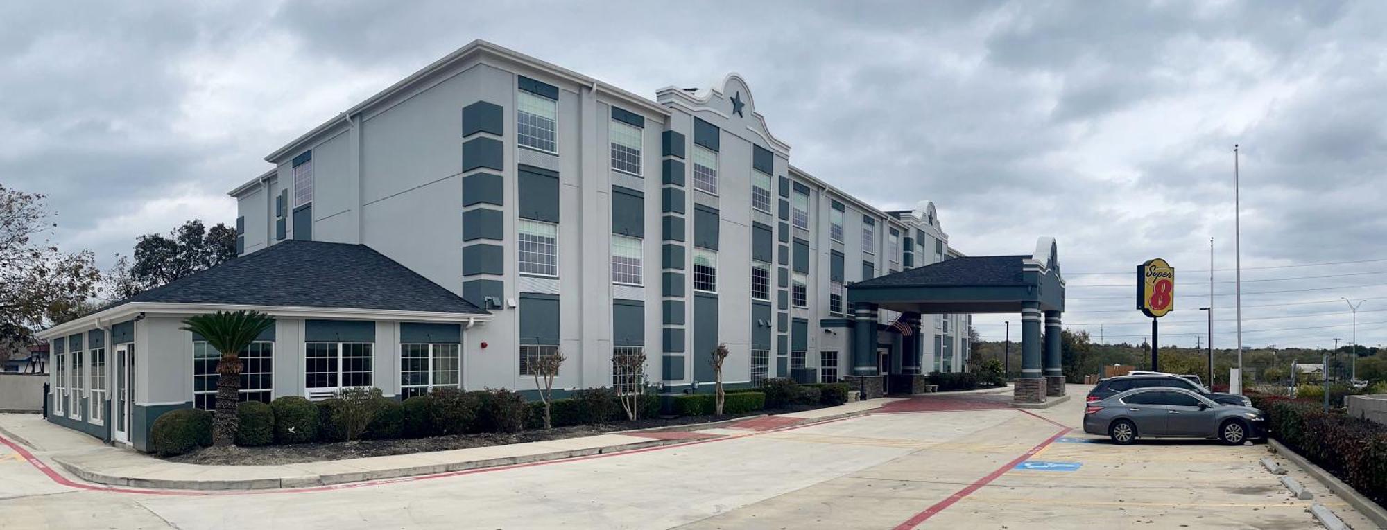 Super 8 By Wyndham San Antonio/Alamodome Area Hotel Екстериор снимка