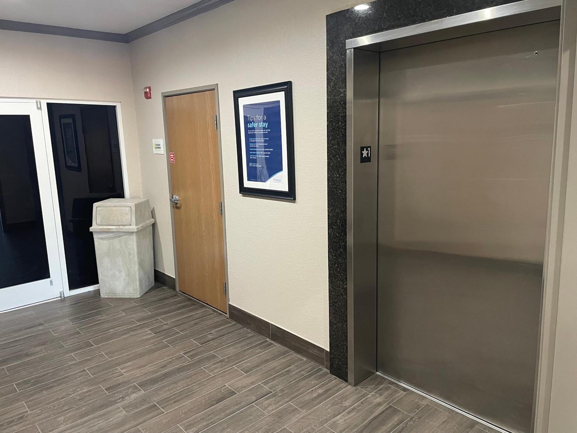Super 8 By Wyndham San Antonio/Alamodome Area Hotel Екстериор снимка