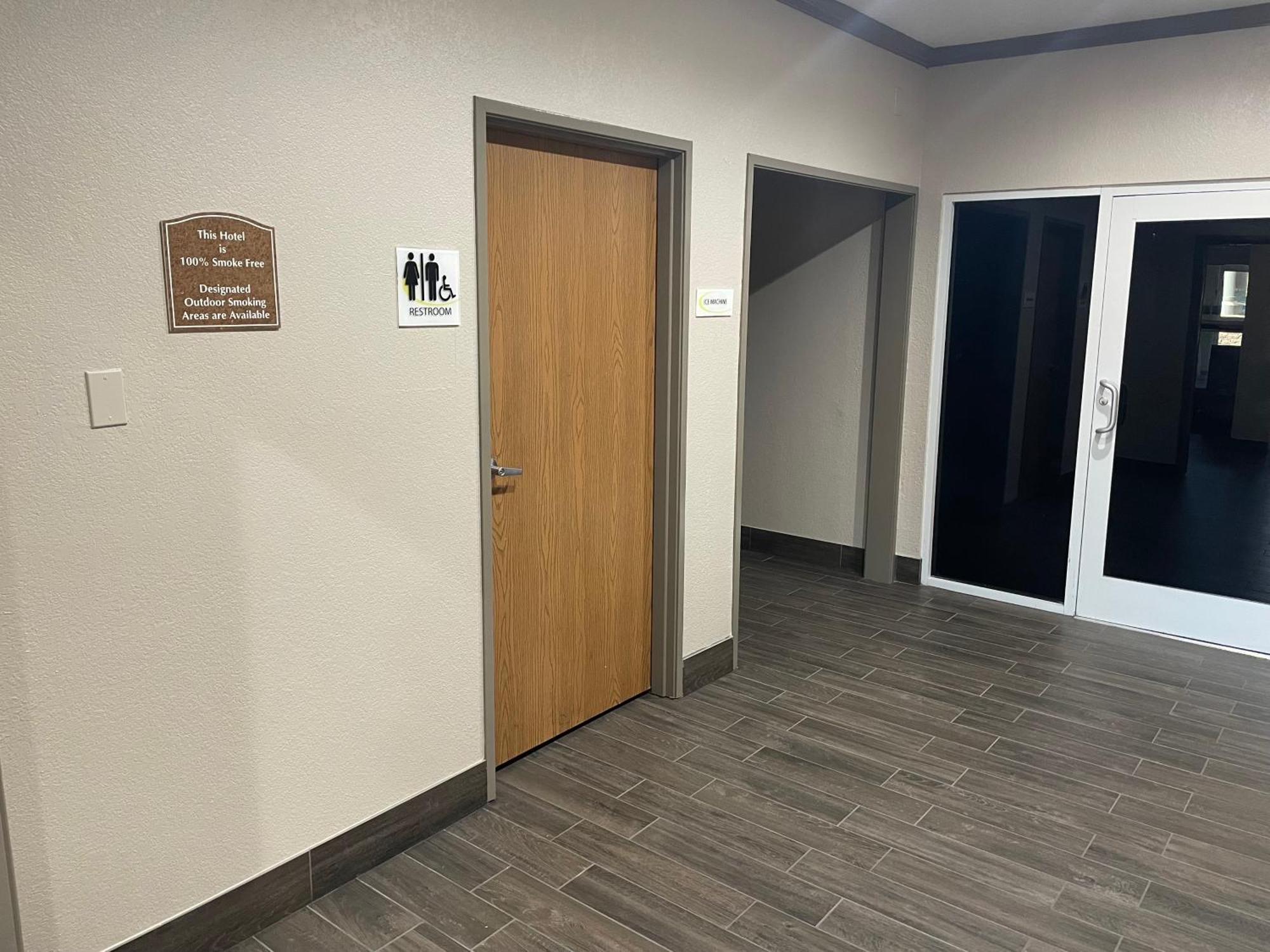Super 8 By Wyndham San Antonio/Alamodome Area Hotel Екстериор снимка