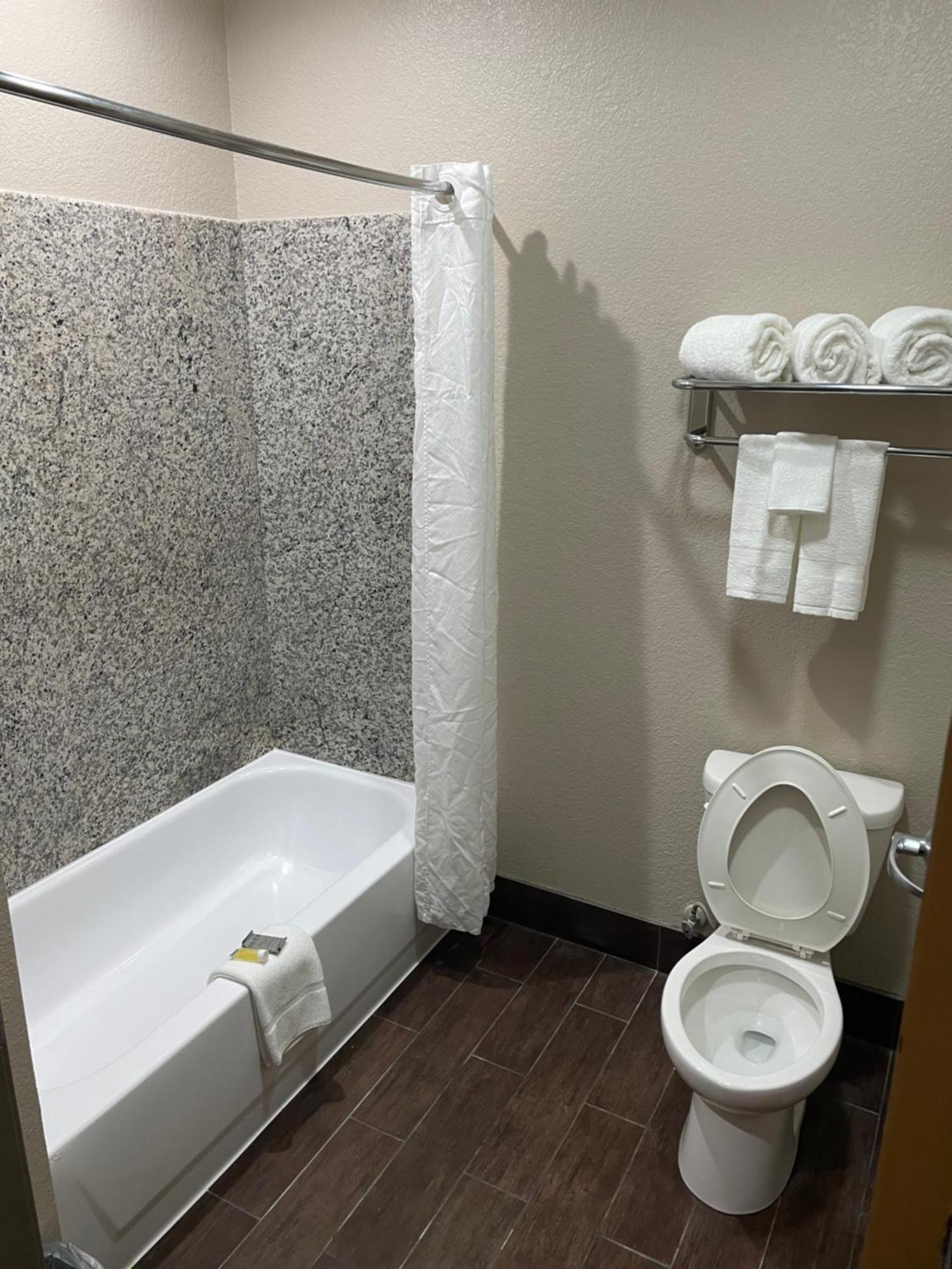 Super 8 By Wyndham San Antonio/Alamodome Area Hotel Екстериор снимка
