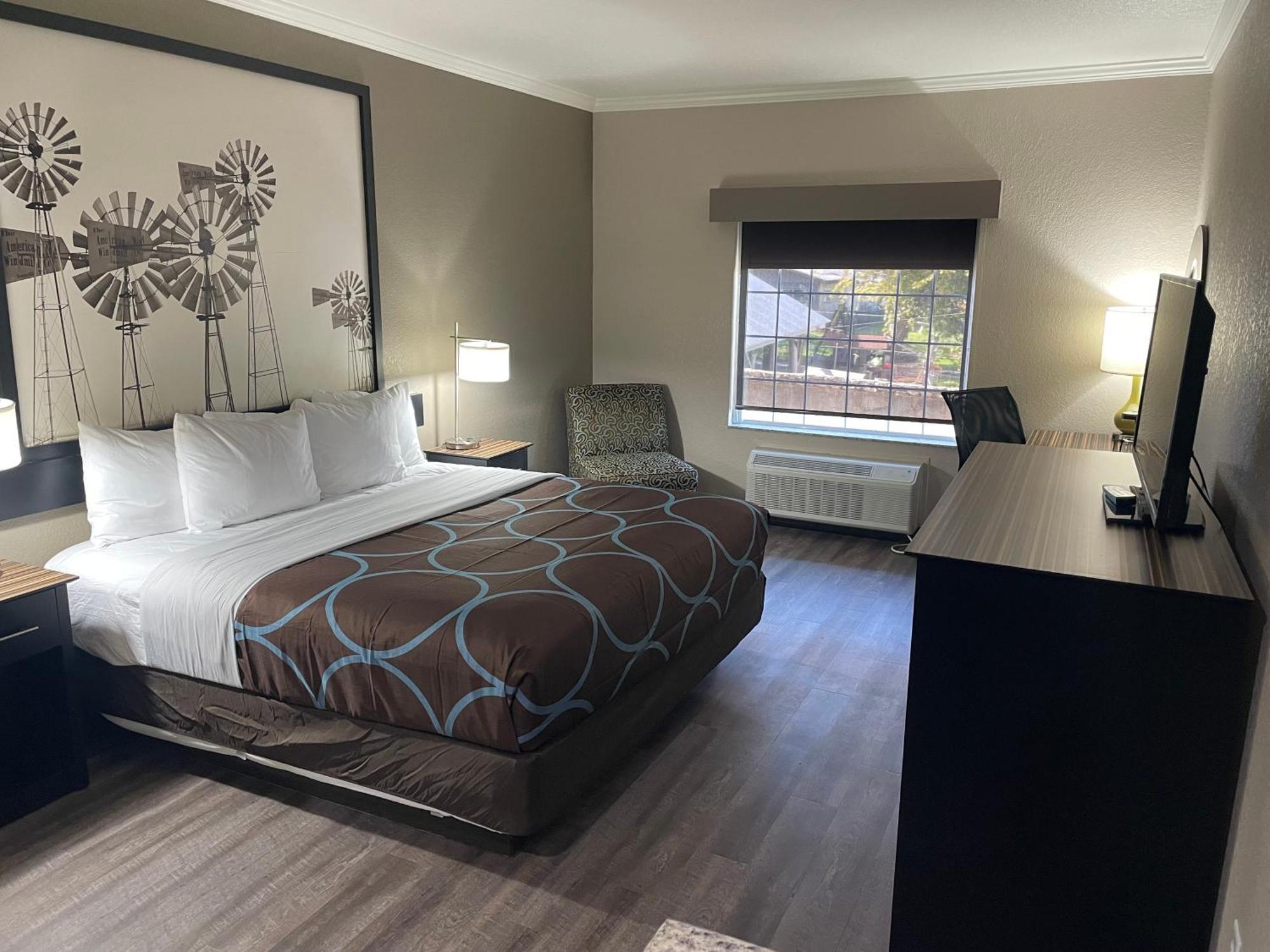 Super 8 By Wyndham San Antonio/Alamodome Area Hotel Екстериор снимка