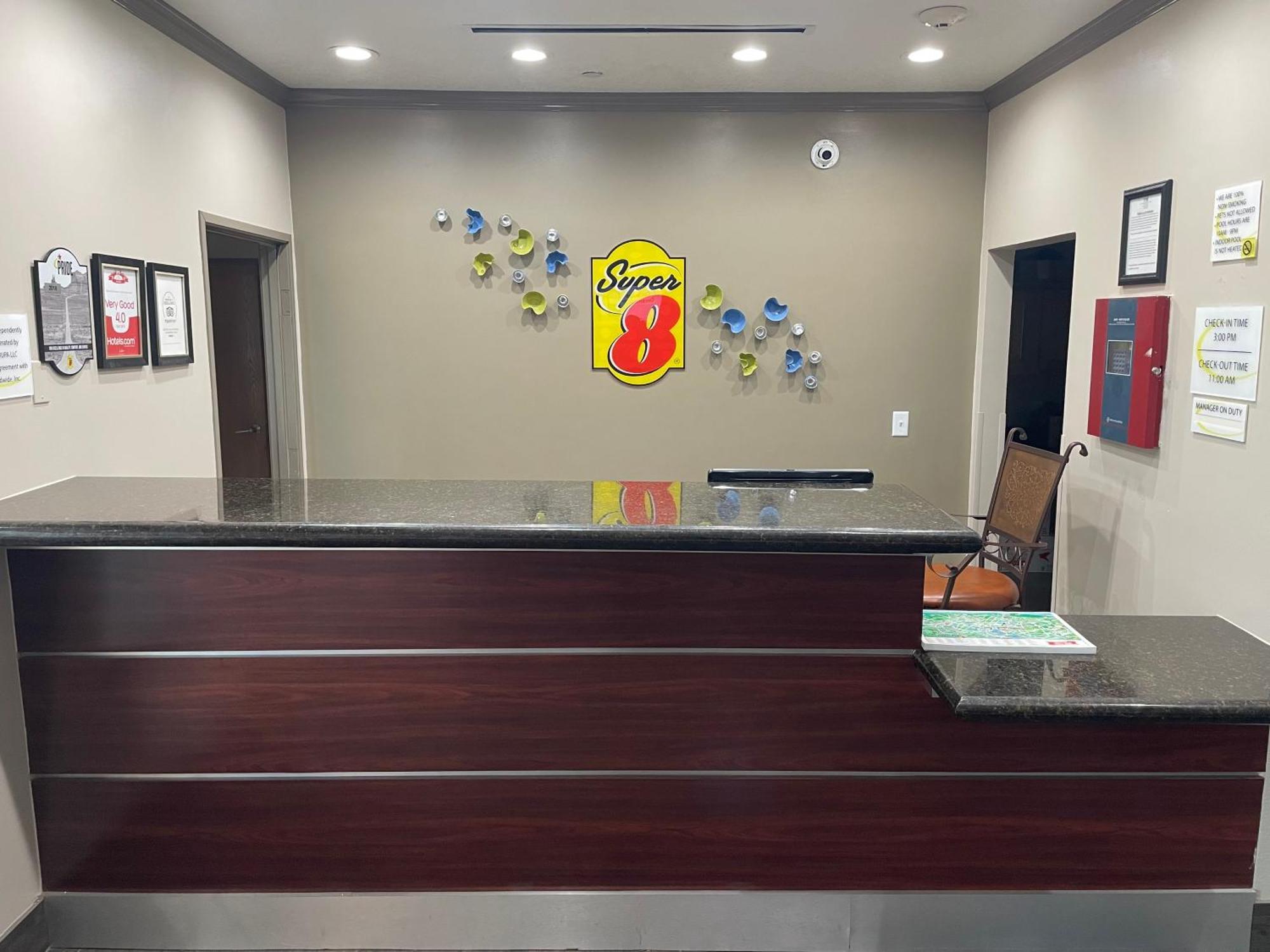 Super 8 By Wyndham San Antonio/Alamodome Area Hotel Екстериор снимка