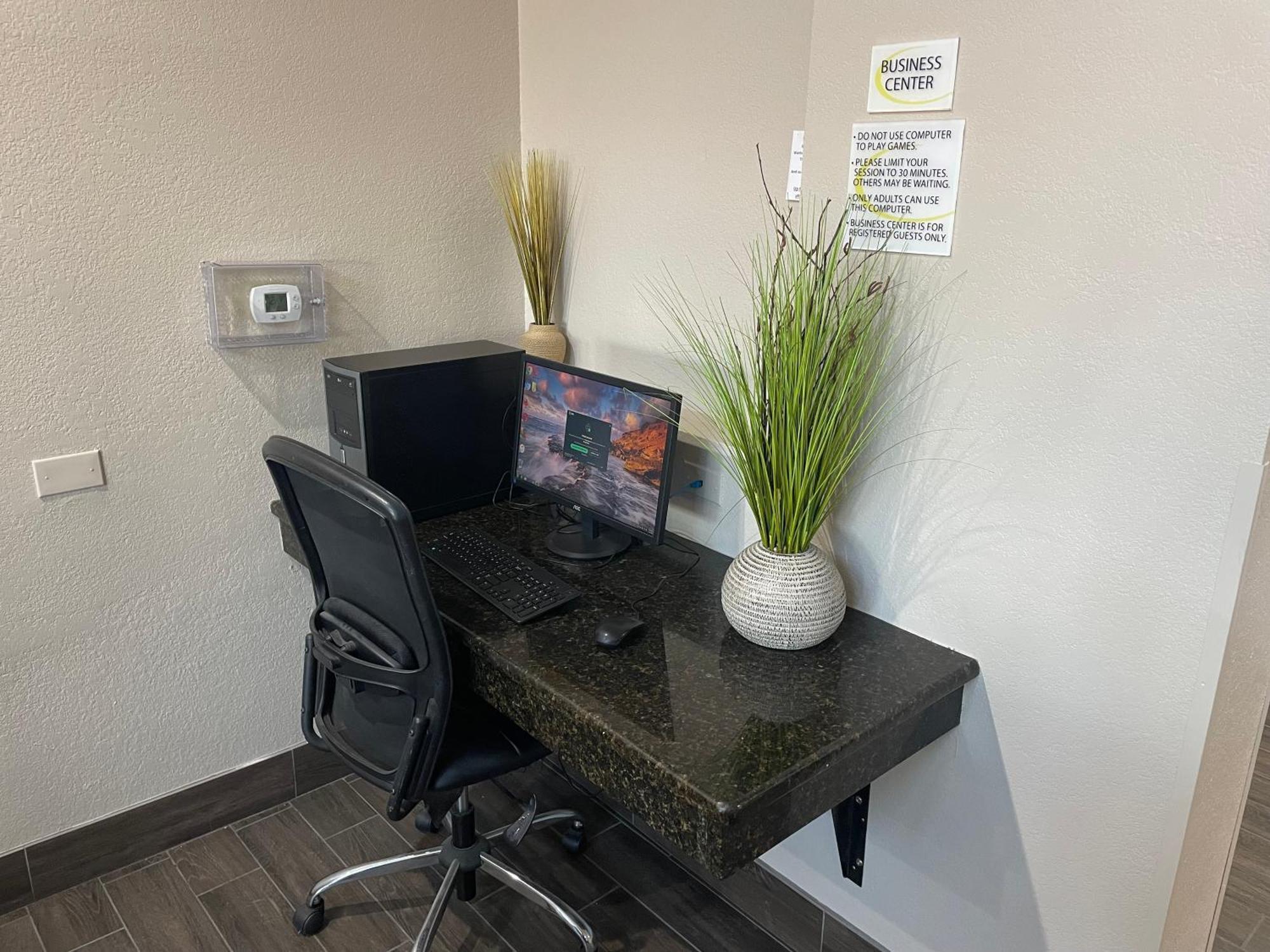 Super 8 By Wyndham San Antonio/Alamodome Area Hotel Екстериор снимка