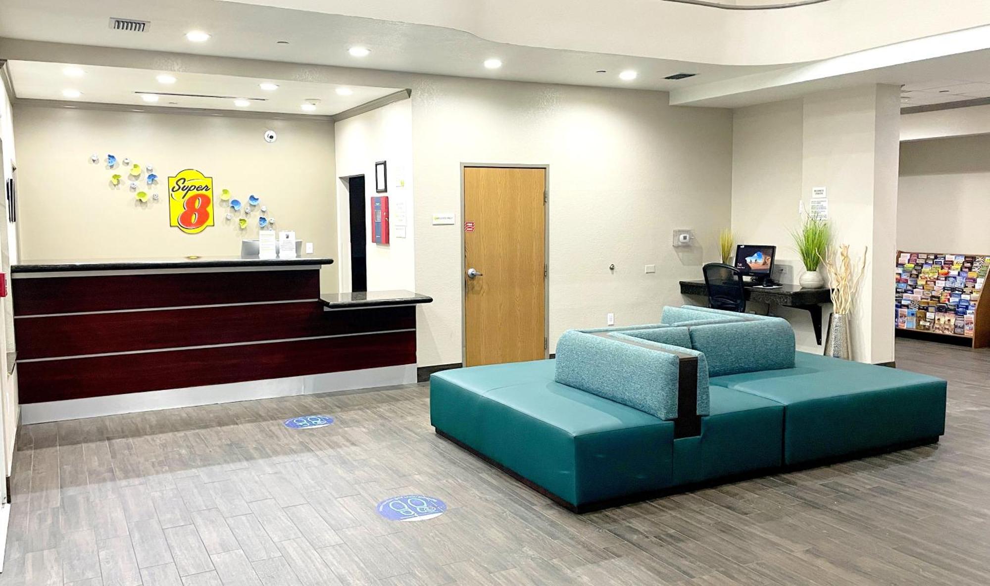Super 8 By Wyndham San Antonio/Alamodome Area Hotel Екстериор снимка