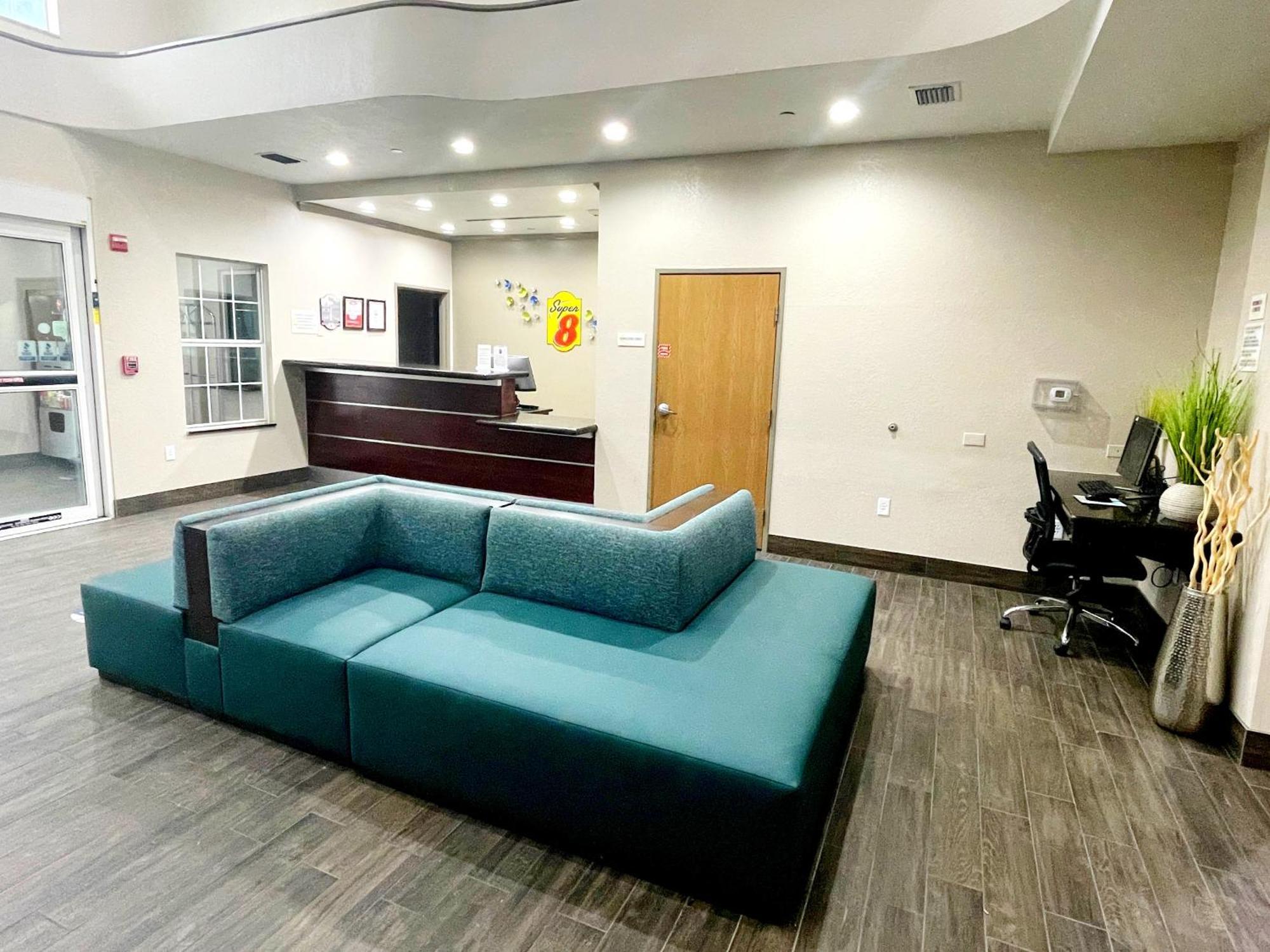 Super 8 By Wyndham San Antonio/Alamodome Area Hotel Екстериор снимка